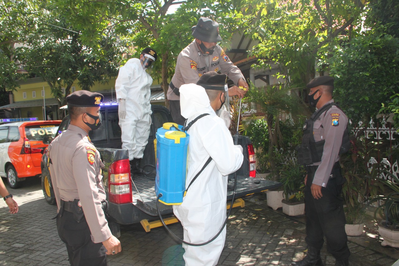 Anggota polisi bersama instansi terkait melakukan penyemprotan disinfektan di sejumlah lokasi di Bojonegoro.