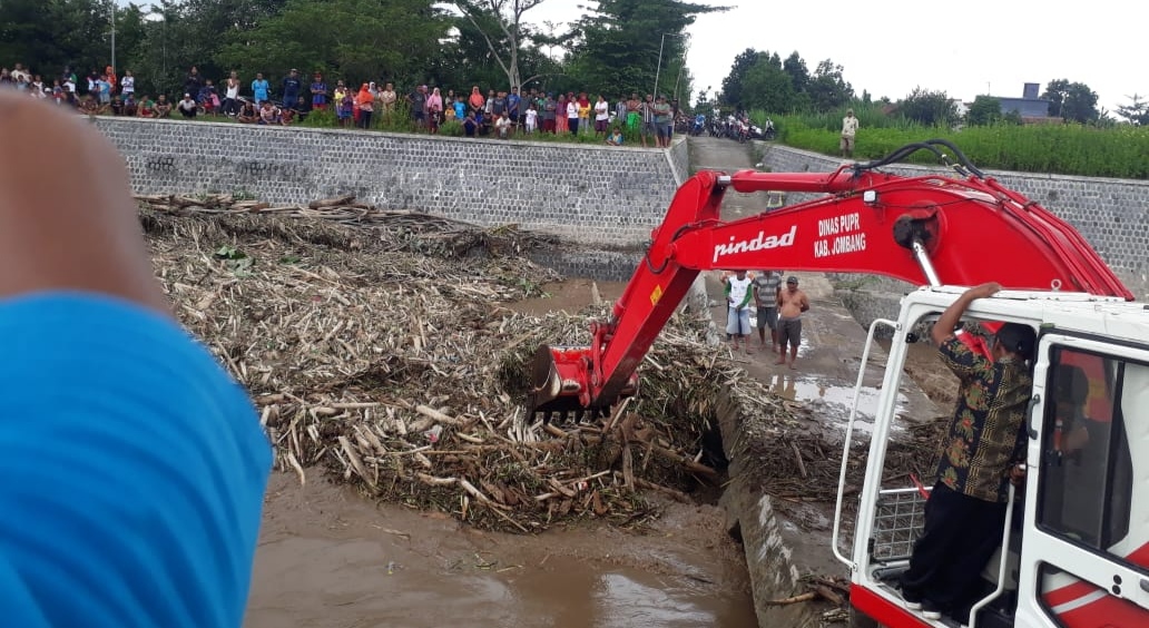 Pembersihan Kali Konto di Barongsawahan, Bandarkedung Mulyo, Jombang