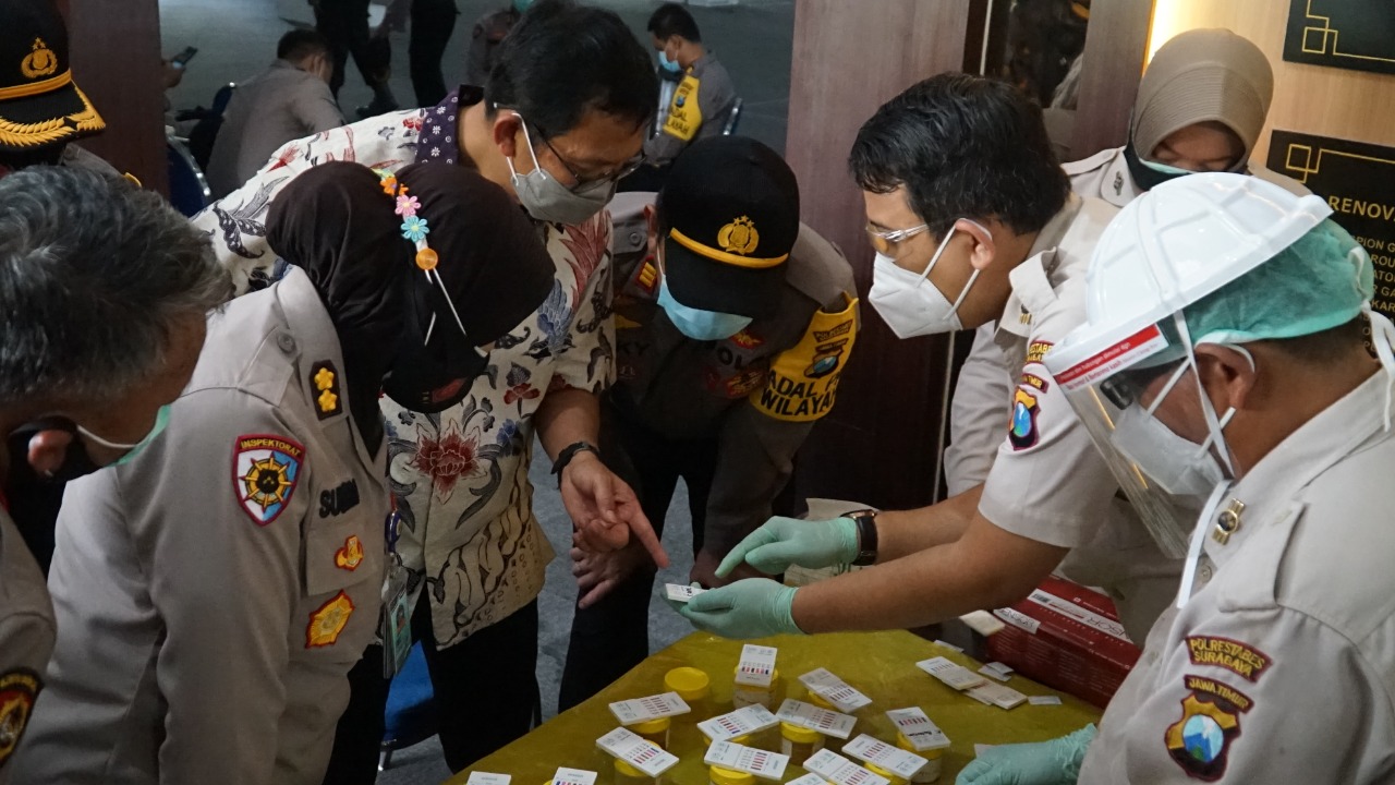 Seluruh anggota Polrestabes Surabaya mengikuti tes urine usai pelaksanaan apel pagi, Jumat (6/11/2020). 