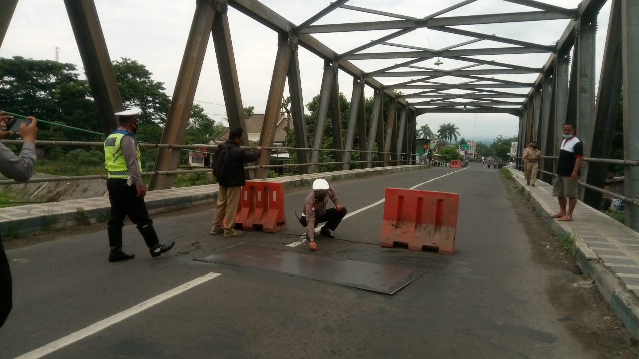 Jembatan Karangrejo yang menghubungkan Kediri dan Trenggalek ditutup karena mengalami kerusakan.