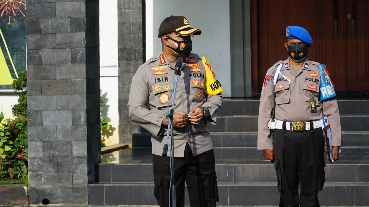 Kapolrestabes Surabaya Kombes Pol Johnny Edizon Isir saat memimpin apel Jumat