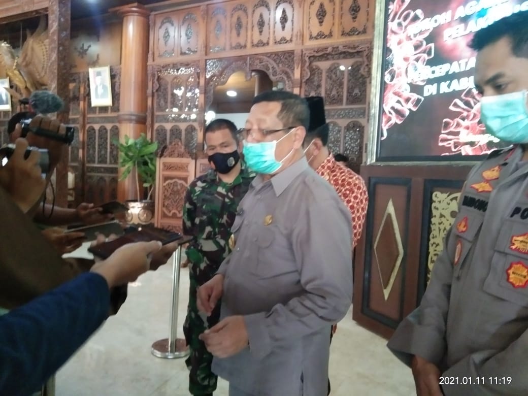 Bupati Tulungagung Maryoto Birowo usai memimpin rapat koordinasi penanganan Covid-19 di Kabupaten Tulungagung, Senin (11/1/2021).