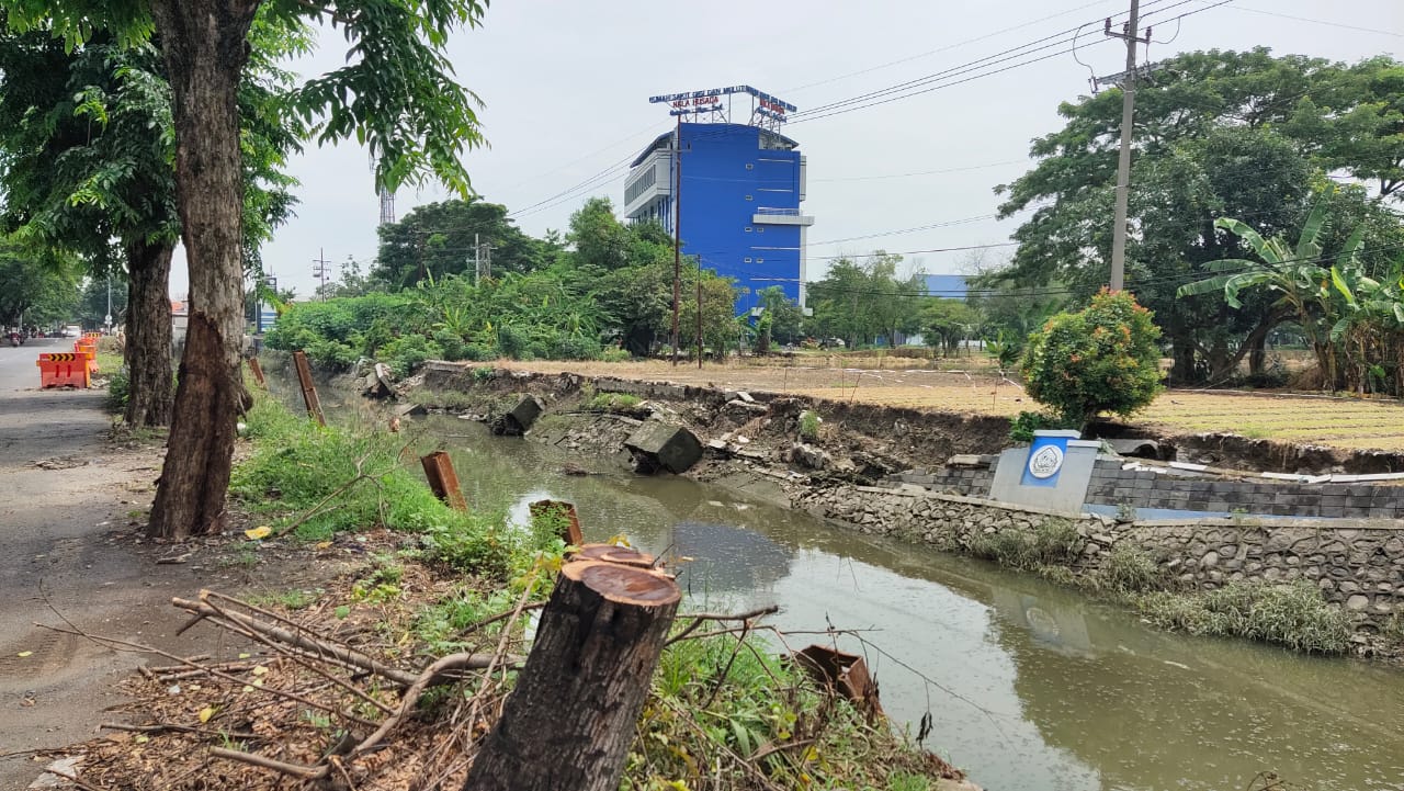 Saluran di Jl Arif Rahman Hakim Surabaya yang dikeluhkan warga