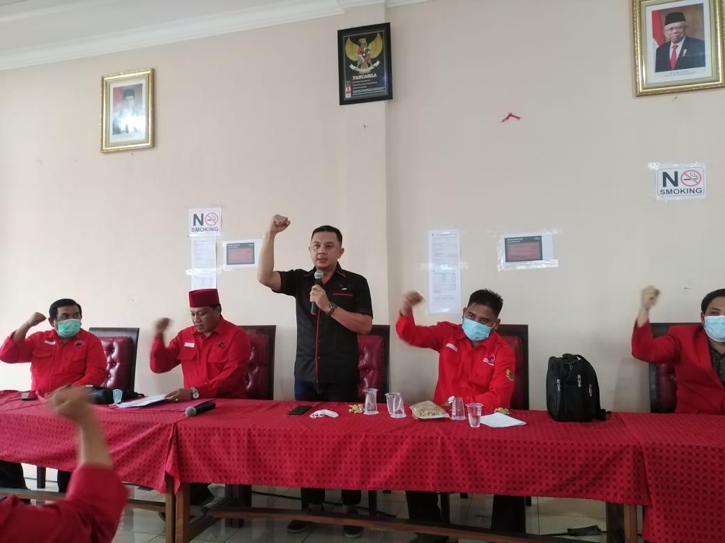 Pengurus DPC PDIP Gresik saat merilis hasil real count Pilkada Gresik 2020