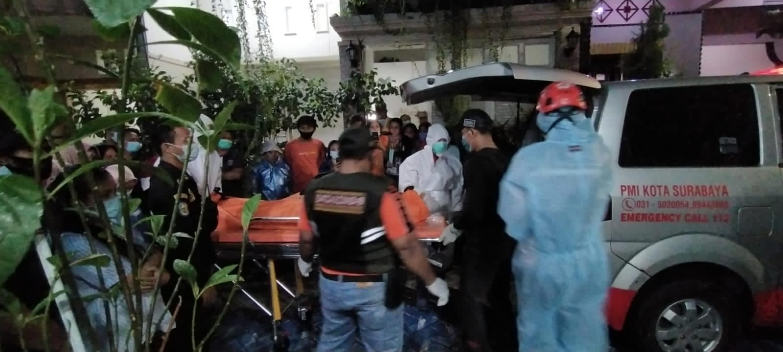  Petugas saat mengevakuasi korban gantung diri (Foto IST) 