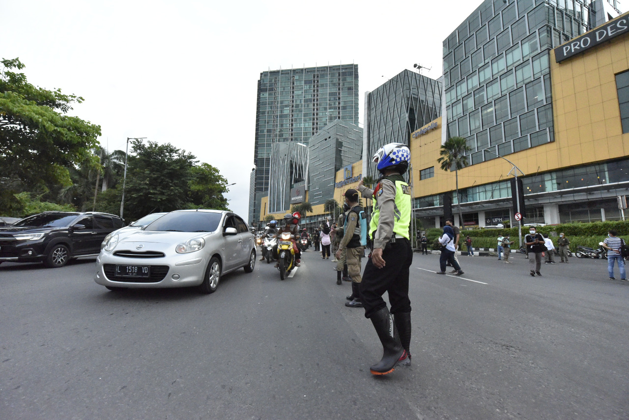 Filterisasi yang dilakukan oleh aparat gabungan di perbatasan Kota Surabaya - Sidoarjo (Bundaran Waru/Mall Cito Surabaya)