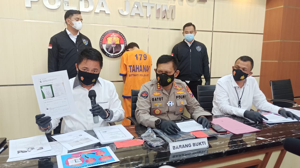 Polisi menunjukkan barang bukti surat rapid tes palsu yang dibuat oleh tersangka Imam Baihaki.
