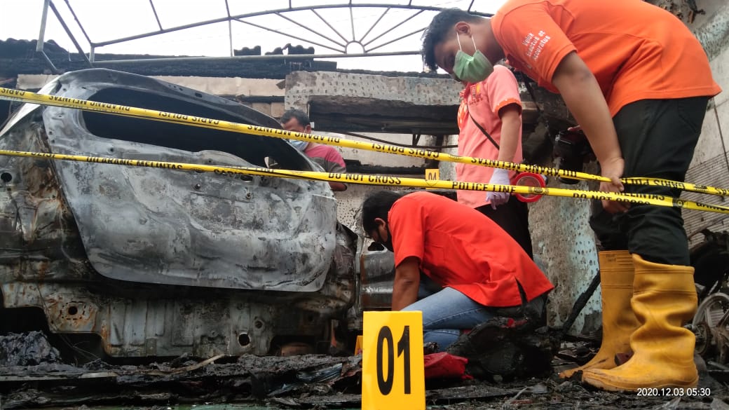 Petugas Polres Tulungagung saat melakukan olah TKP kebakaran di rumah pejabat Dinkes Tulungagung