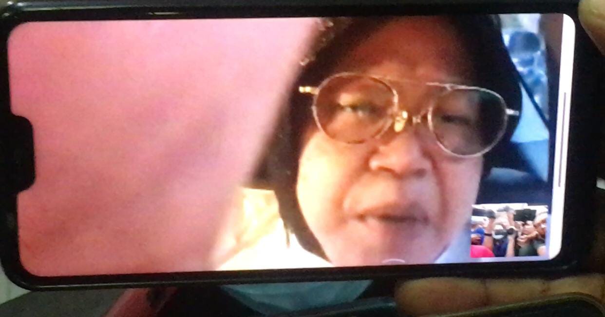Tri Rismaharini saat video call
