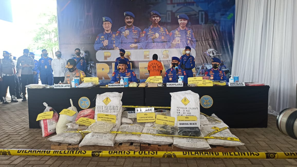 1.027 selonsong detonator dan potassium 13,9 ton yang disita oleh Ditpolairud Jatim untuk pembuatan bom ikan rakitan. (Foto : Arry)