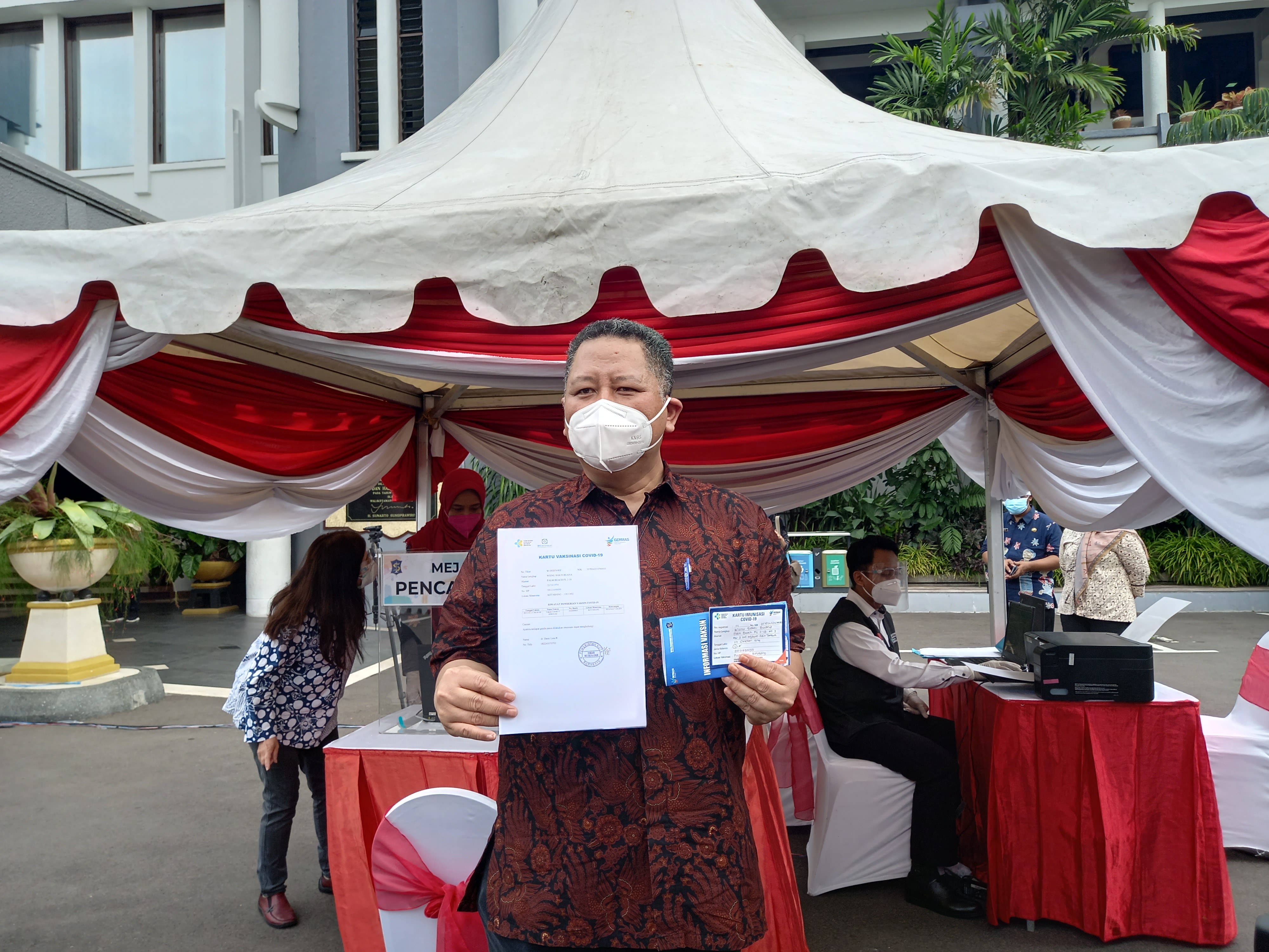 Plt Wali Kota Surabaya, Whisnu Sakti Buana mendapat sertifikat vaksin sebagai bukti telah melalukan vaksinasi 
