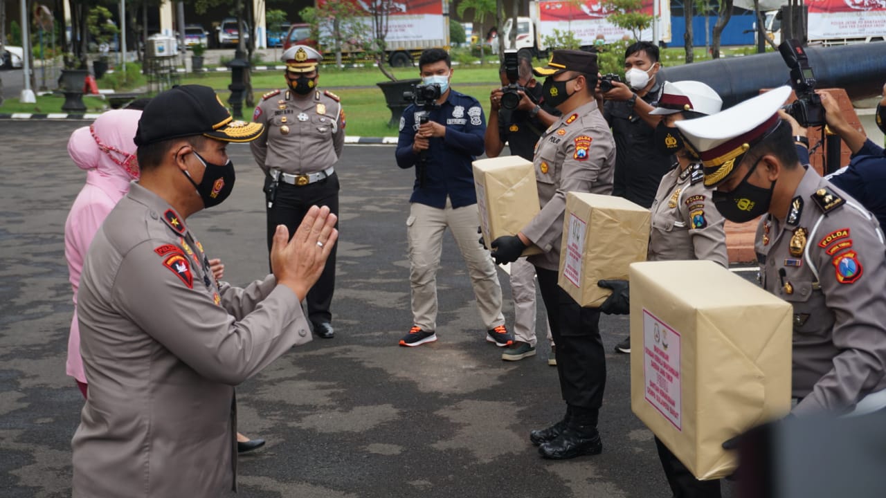 Pemberangkatan 25.165 paket sembako untuk korban banjir dan gempa di Mapolda Jatim.