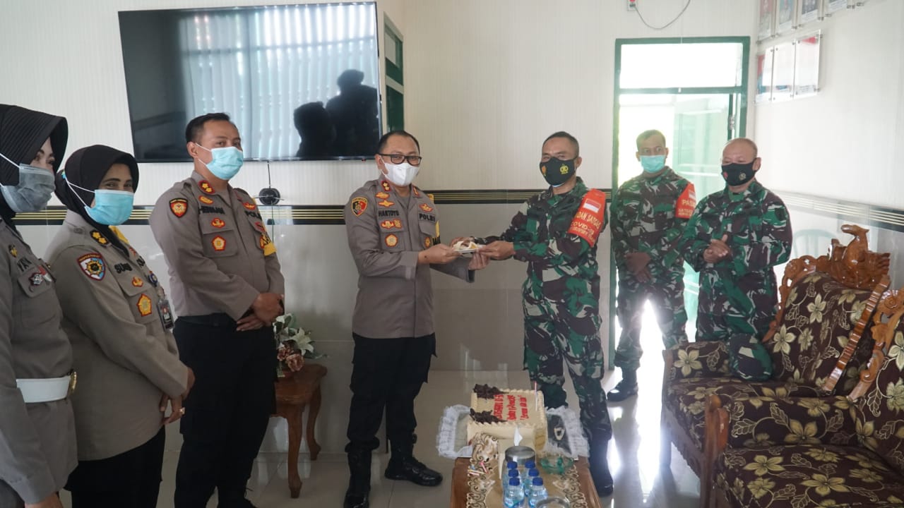 Wakapolrestabes Surabaya AKBP Hartoyo saat mendatangi Kodim 0831/Surabaya Timur