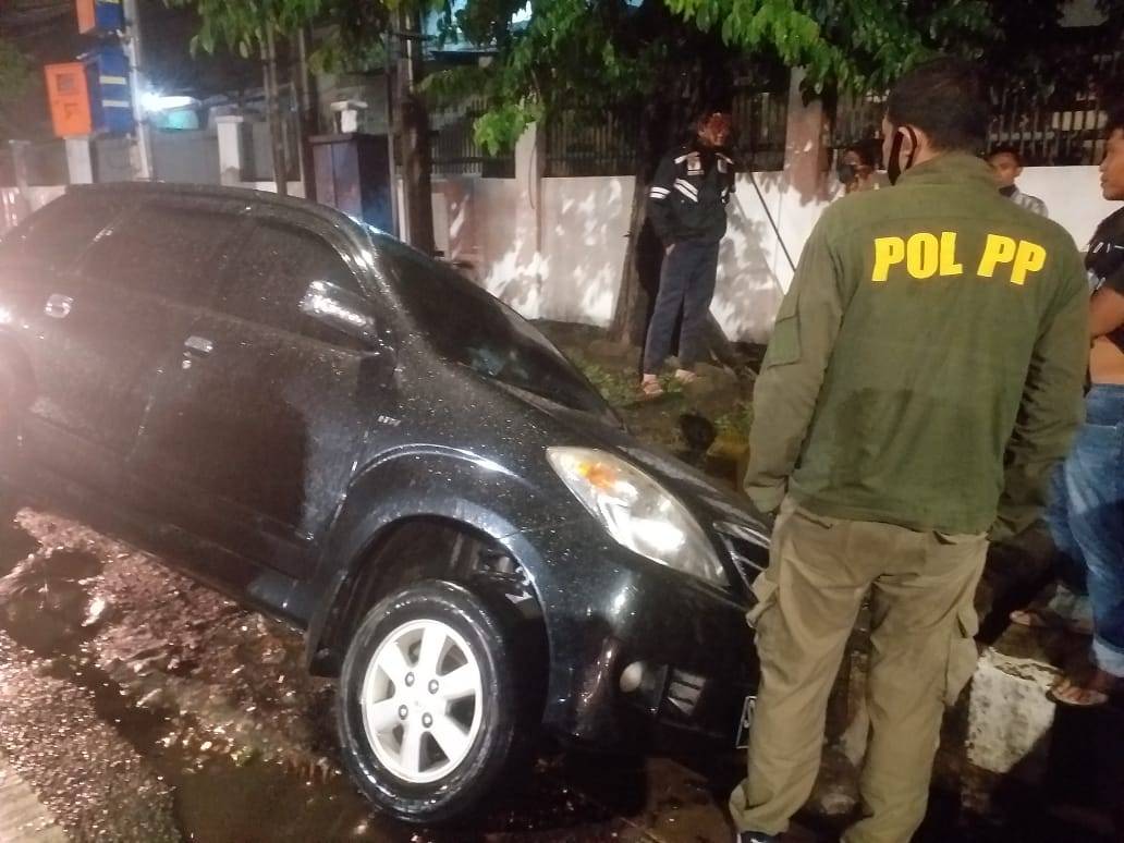 Evakuasi mobil Avanza yang terperosok gorong-gorong usai menghindari trailer di Jalan Gresik Gadukan Timur, Surabaya (Foto : IST) 