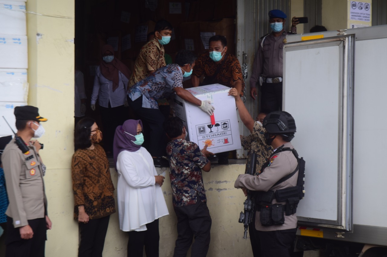 Kedatangan 8 box vaksin Sinovac di UPTD Gudang Farmasi Kesehatan Surabaya dijaga ketat polisi hingga Satpol PP.