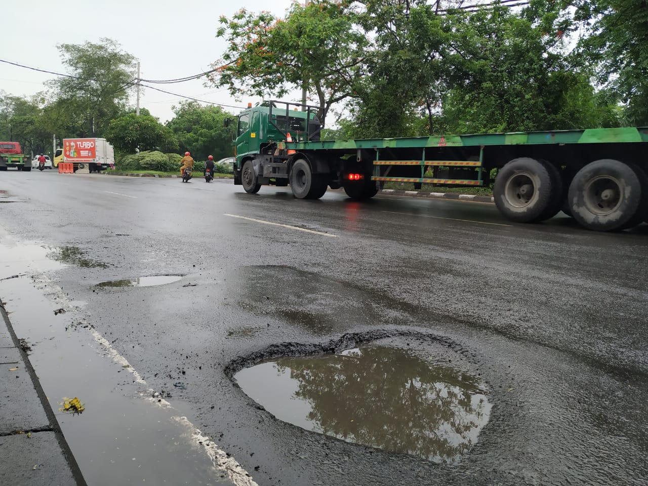 Ilustrasi Jalan berlubang di Jl. Margomulyo Surabaya