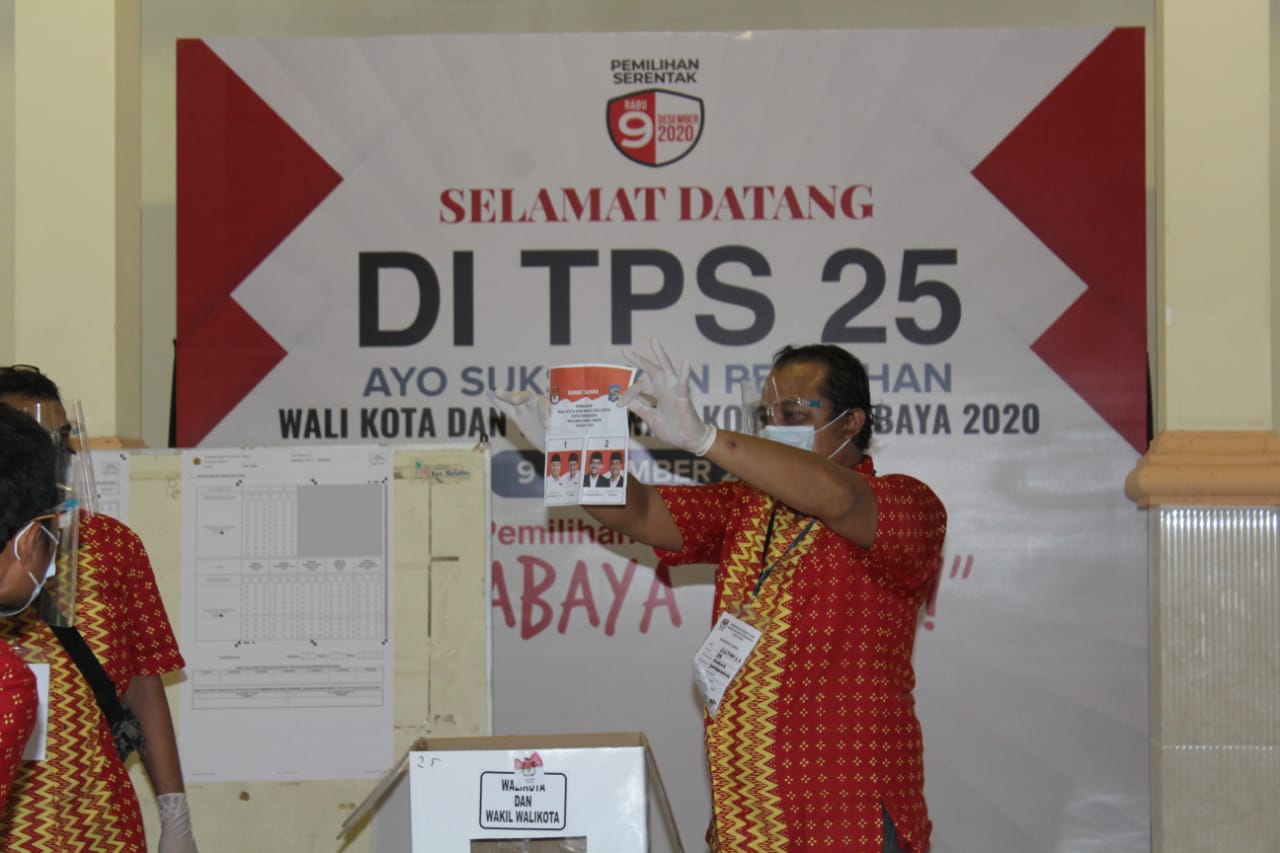 Di TPS 25 Ketintang Selatan, suara Eri Cahyadi mengungguli Machfud Arifin