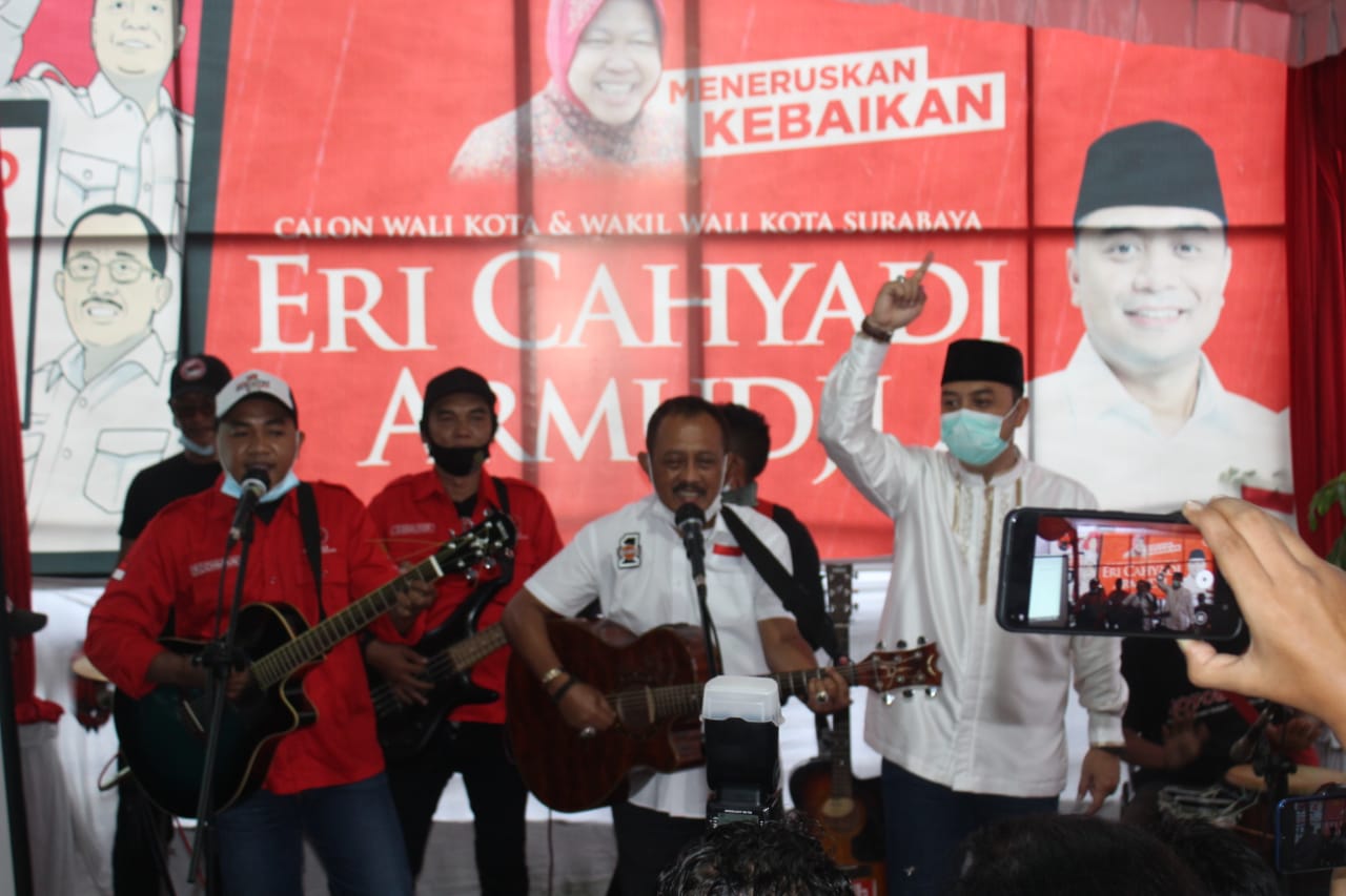Eri Cahyadi dan Armudji bersama tim pemenangan dan relawan merayakan kemenangan Pilwali Surabaya, Rabu (9/12/2020).