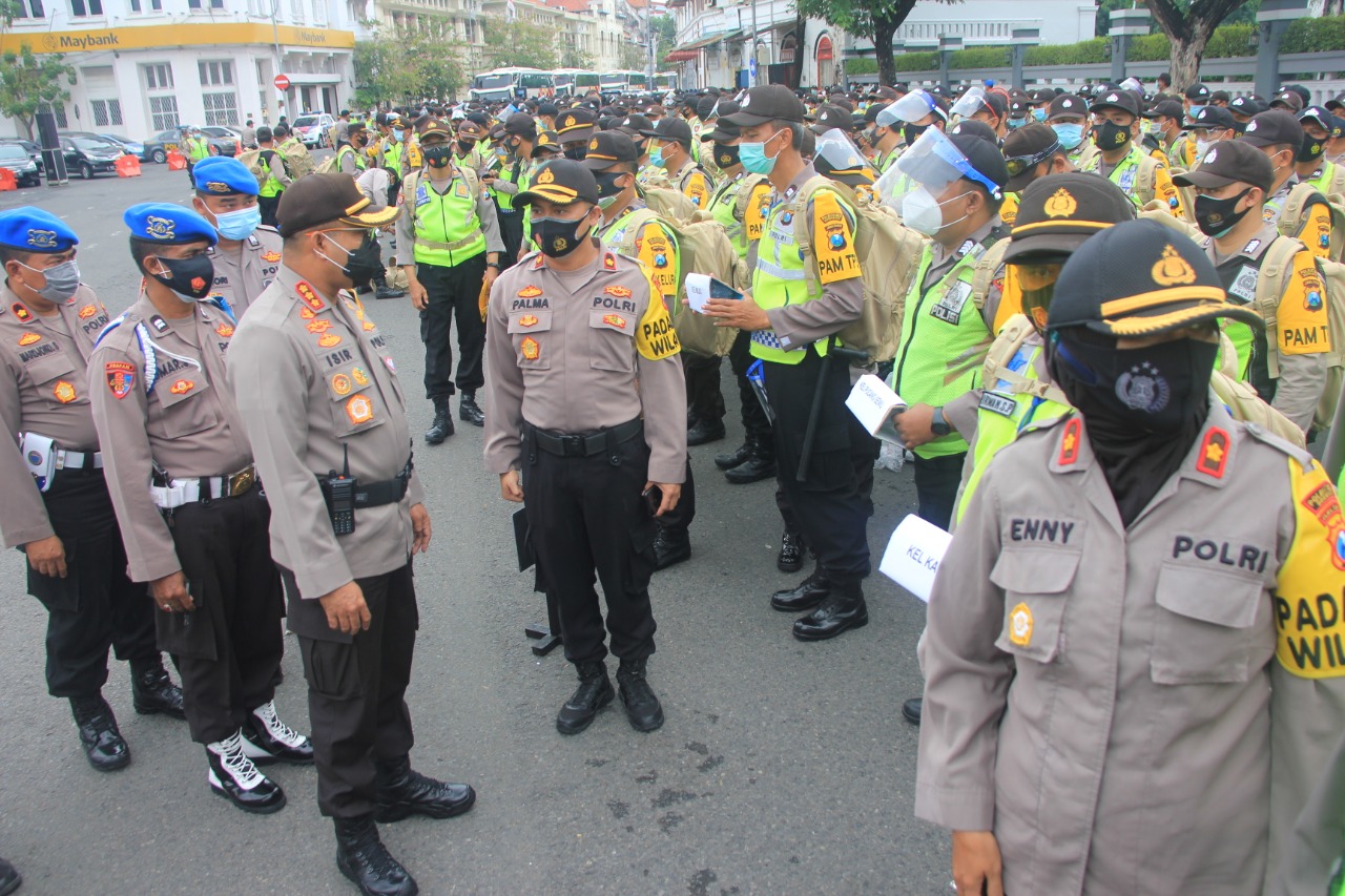 Apel Kesiapan Pengamanan Pungut Suara dan Pergeseran PAM TPS dalam rangka Operasi Mantap Praja Semeru 2020 di Halaman Mapolrestabes Surabaya, Senin (7/12/2020).