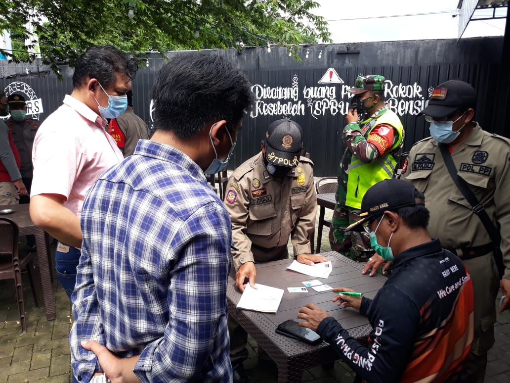 Polsek Sukolilo bersama TNI menggelar operasi yustisi ke warkop-warkop, Kamis (17/12).