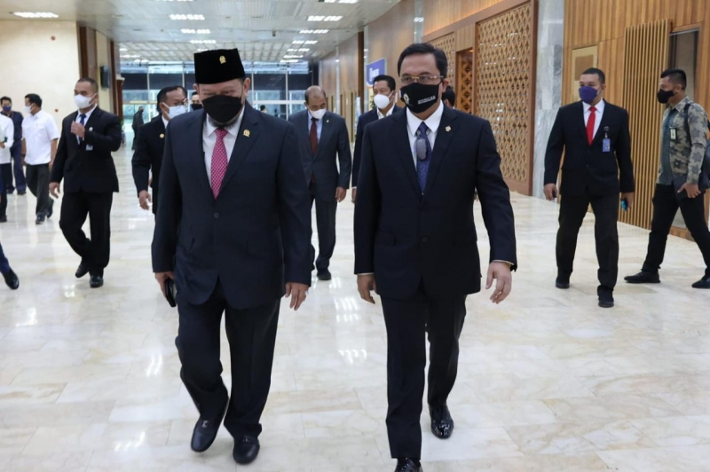 Ketua DPD RI bersama Ketua BPK RI Agung Firman Sampurna saat menghadiri sidang bersama DPD RI dan BPK RI di Komplek Parlemen, Senayan Jakarta.