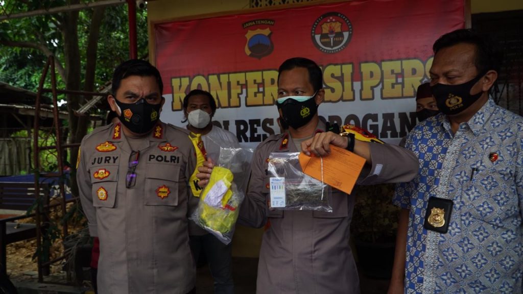 Kapolres Grobogan AKBP Yury Leonard Siahaan (kiri) saat ungkap kasus ganja anggota DPRD Grobogan. (polda jateng)