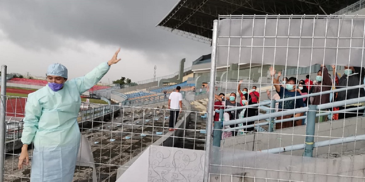 Influencer Covid-19 dr. Tirta saat mengunjungi pasien Covid-19 di pondok rehabilitasi dan isolasi mandiri yang ada di Stadion Gelora Joko Samudero, Gresik, Kamis (4/2/2021). (FOTO: TBK/BACASAJA.ID)   
