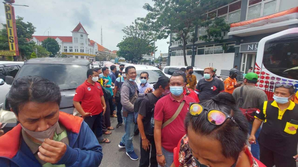 Puluhan driver online berkumpul di depan Polrestabes Surabaya, laporan perampasan yang dialami rekannya.