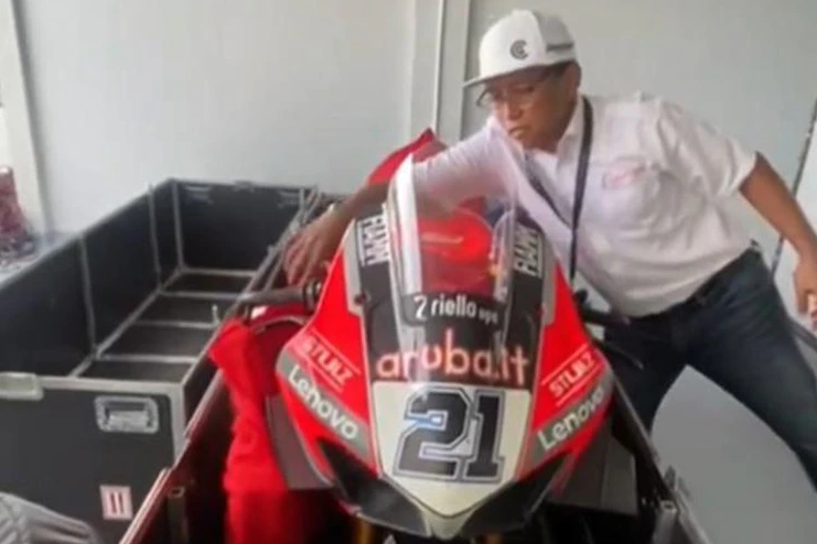 Unboxing kargo milik Ducati. (speedweek)