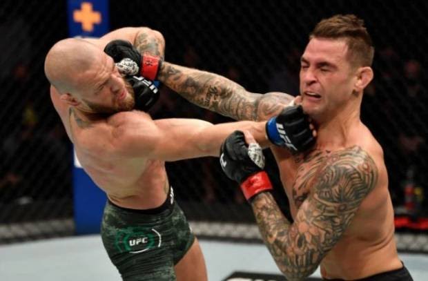 Petarung kelas ringan UFC, Dustin Poirier memukul Conor McGregor pada ajang UFC 257 di Etihad Arena, Abu Dhabi, Minggu (24/1/2021).