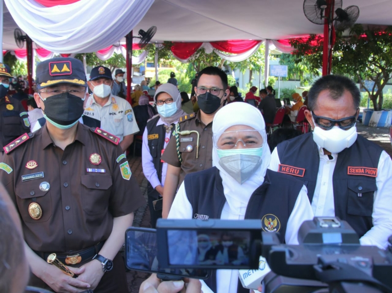 Gubernur Jatim Khofifah Indar Parawansa di Gedung Grahadi, Kamis (22/7/2021).