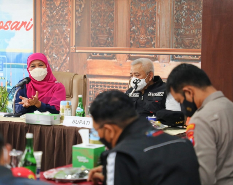 Gubernur Jawa Timur, Khofifah Indar Parawansa saat rapat koordinasi dengan Bupati dan Forkopimda Malang di kantor Kecamatan Singosari, Kabupaten Malang, Minggu, (16/1/2022). 