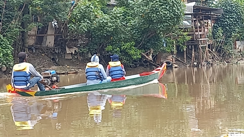 Tim Patroli Jawa Timur saat melakukan penyisiran dan pengawasan sepanjang Kali Surabaya, Minggu (19/12/2021)