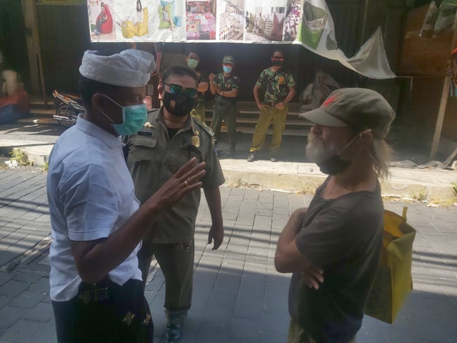 WN Italia, HR Albani Roberto (75) mengemis karena usahanya bangkrut di tengah pandemi COVID-19. Foto: Dok. Istimewa