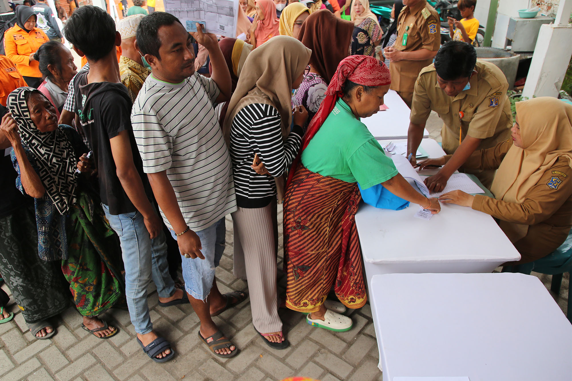 Pemkot Surabaya secara serentak di 31 kecamatan membagikan 6 ribu paket sembako kepada keluarga miskin 