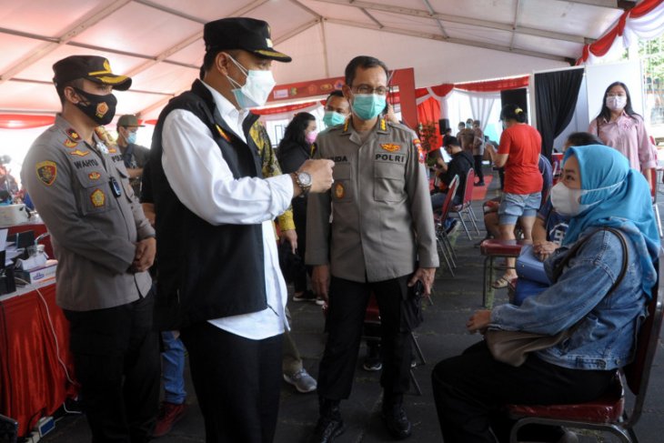 Wali Kota Surabaya Eri Cahyadi saat meninjau pelaksanaan vaksinasi COVID-19 untuk pekerja industri yang digelar Polda Jawa Timur di Kenpark, Kenjeran, Kota Surabaya, Sabtu (26/6/2021) | Humas Pemkot.