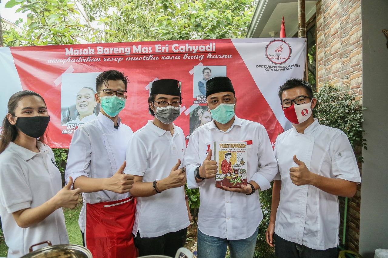 Eri Cahyadi memperkenalkan buku karya Bung Karno