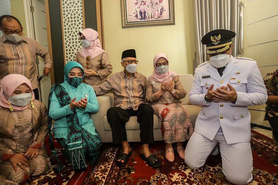Eri Cahyadi meminta doa ke orangtuanya sebelum pelantikan di gedung negara Grahadi, Surabaya.