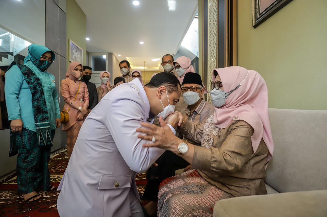 Prosesi sungkeman Eri Cahyadi di kediaman orang tuanya di Ketintang, Surabaya, Jumat (26/2/2021).