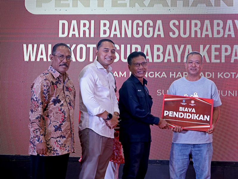 Wali Kota Surabaya Eri Cahyadi bersama jemaat nasrani Oikumene, di Graha Sawunggaling