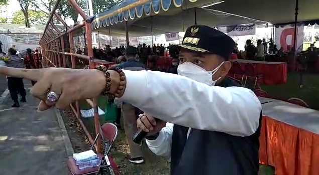 Wali Kota Surabaya Eri Cahyadi marah ketika mengetahui para peserta vaksinasi massal di Stadion Tambaksari sulit diatur.