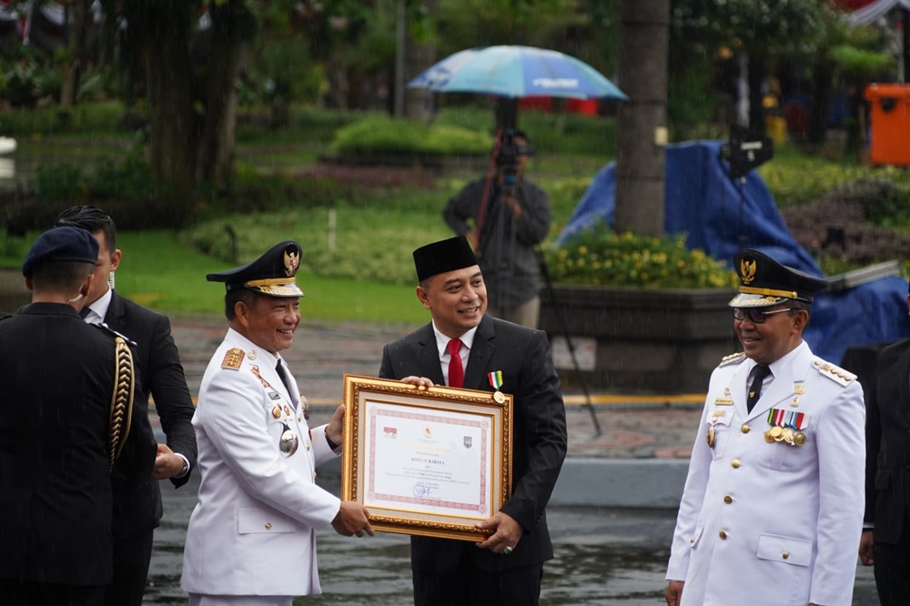 Wali Kota Surabaya Eri Cahyadi menerima penghargaan
