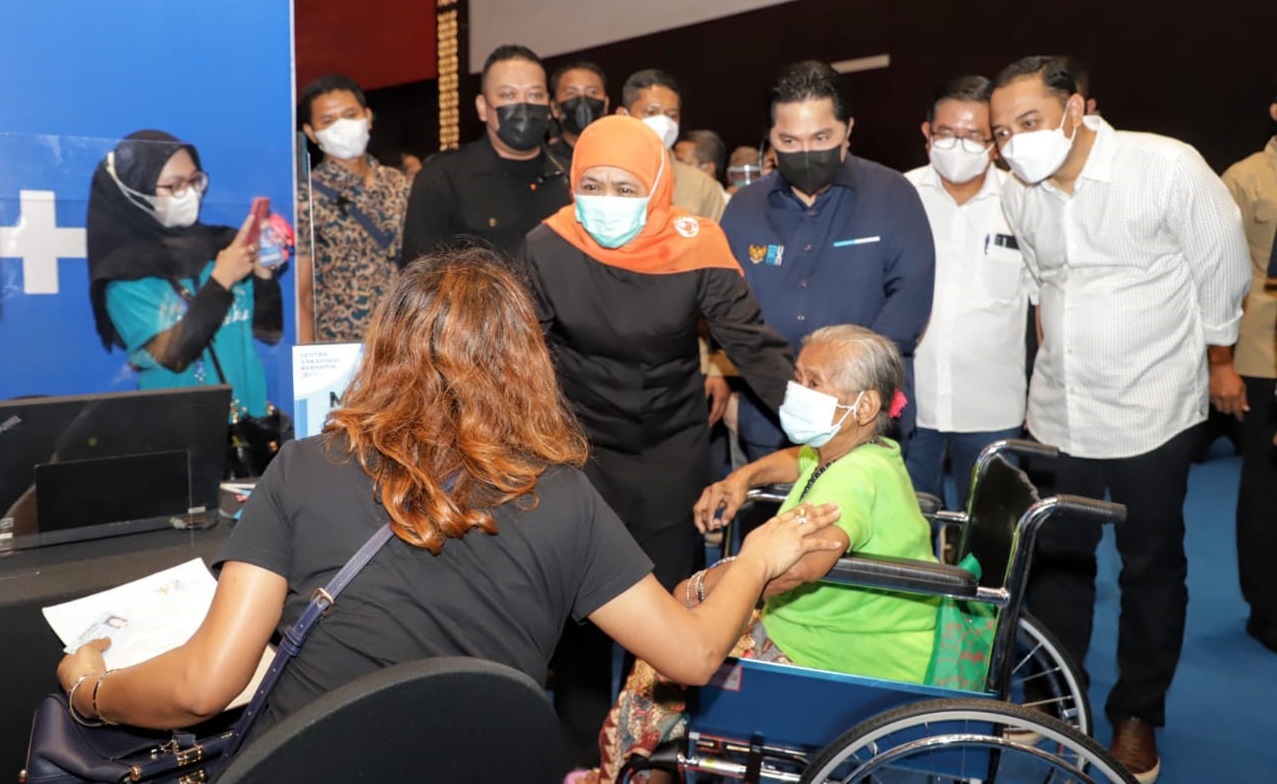 Menteri BUMN Erick Thohir, bersama Gubernur Jawa Timur, Khofifah Indar Parawansa dan Wali Kota Surabaya,Eri Cahyadi saat meninjau vaksinasi 