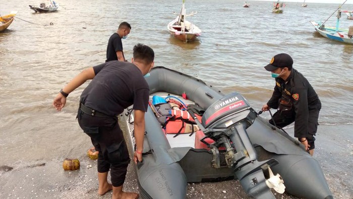 Petugas mengevakuasi nelayan Bulak yang ditemukan meninggal (Foto: Dok. Command Cenetr 112)