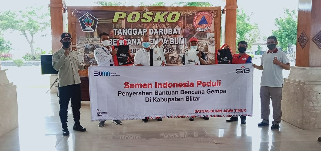 Foto bersama penyerahan bantuan Semen Indonesia.