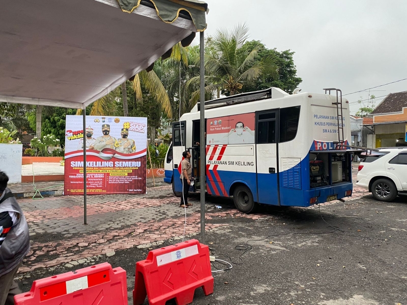Pelaksanaan vaksinasi dan pengurusan perpanjangan SIM gratis bagi warga Lumajang korban APG Gunung Semeru. (Bidhumas Polda Jatim)