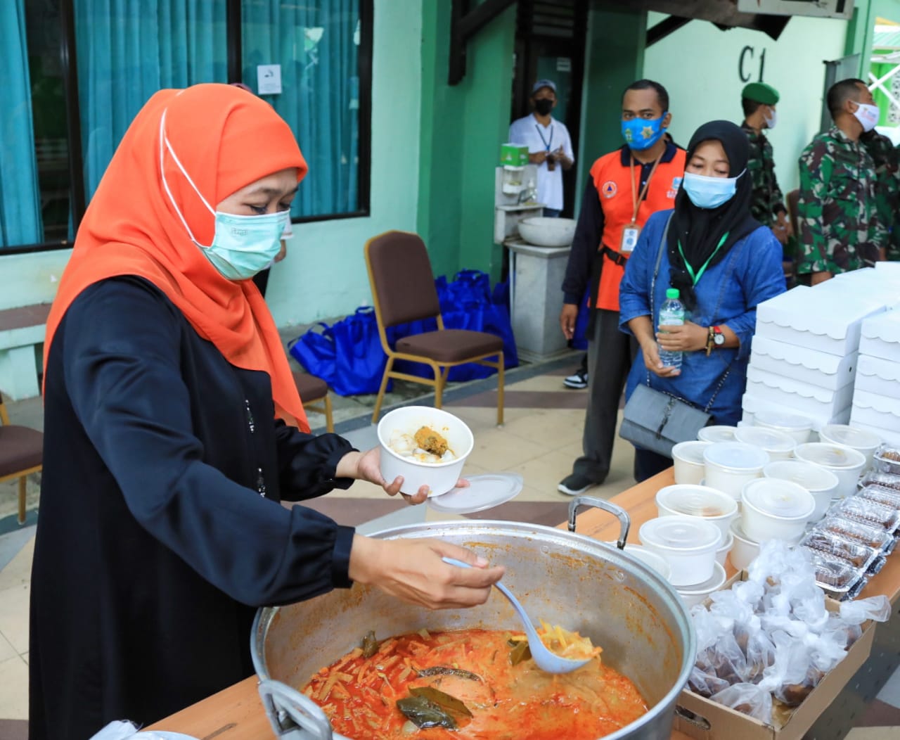 Gubernur Jawa Timur Khofifah Indar Parawansa saat makan bersama Pekerja Migran Indonesia di Asrama Haji.