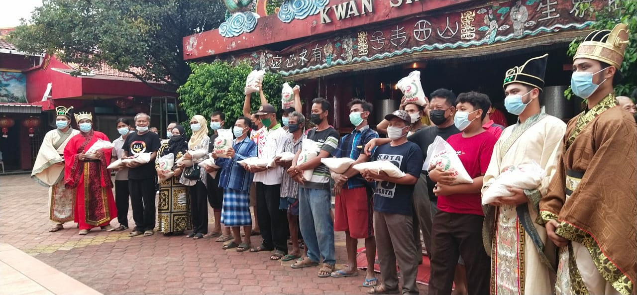 Suasana pemberian bantuan beras kepada ratusan tukang becak di Klenteng Kwan Sing Bio, Tuban.
