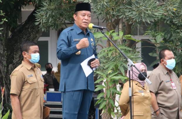 Fadeli semasa hidup saat masih menjabat sebagai bupati Lamongan.