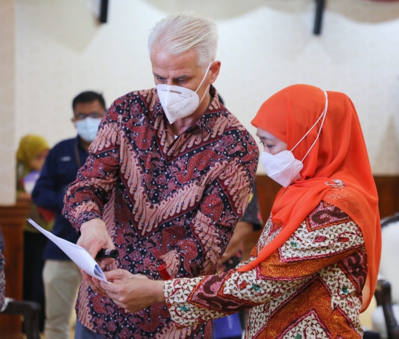 Gubernur Jatim Khofifah Indar Parawansa dan Green Infrastructure Initiative (GII) Portofolio Manager KfW Frankfurt Jerman Olaf Georke. (JNR)